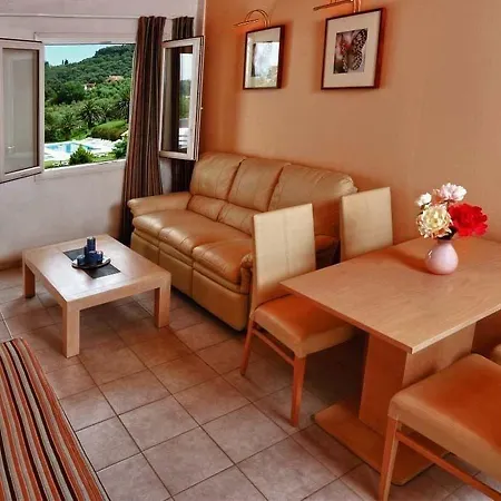 Rebecca's Village 4* Karousádes